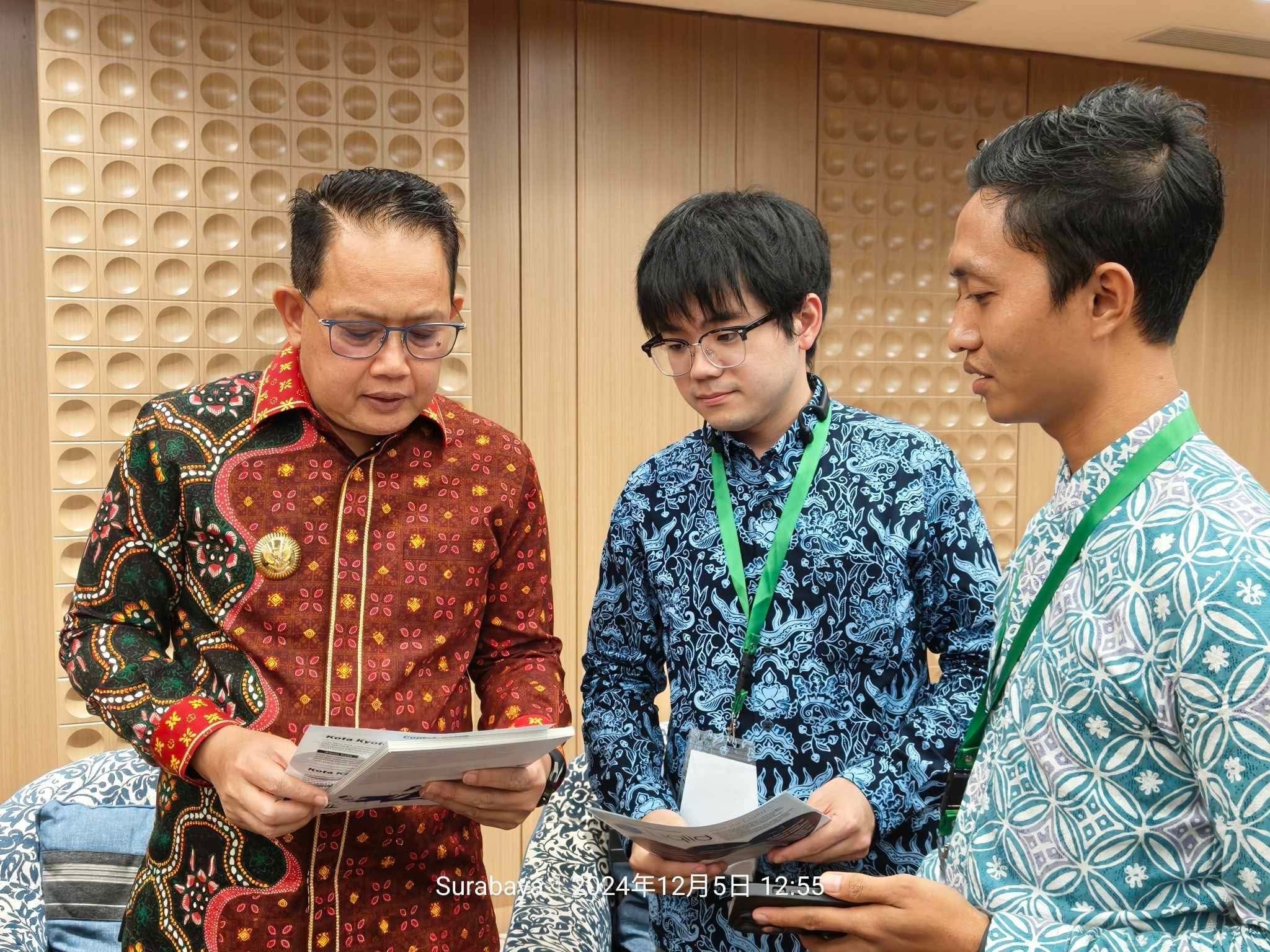Innovative Government Award Expo（スラバヤ市）での様子。中央が弊社代表取締役CEO・栗本 拓幸。